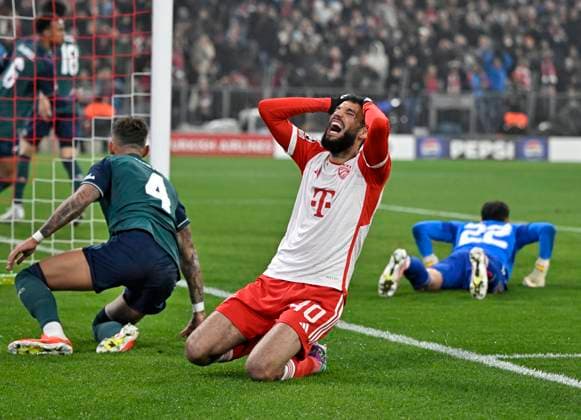 17 04 2024, Football UEFA Champions League 2023 2024 quarter-finals, FC Bayern Munich FC Arsenal London, in the Allianz Arena Munich Noussair Mazraoui FC Bayern Munich is annoyed DFL and DFB regulations prohibit any use of photographs as image sequences and or quasi video
