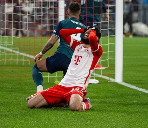 Football, Men, 2023 2024 season, Champions League quarter-final, second leg , FC Bayern Munich Arsenal London, v l Ben White FC Arsenal , Nouassir Mazraoui FC Bayern Munich , 17 04 2024, Copyright: xMatthiasxKochx