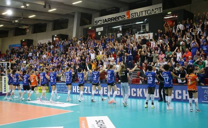Stuttgart , Volleyball Bundesliga Womens PlayOff Final Game 2, Allianz MTV Stuttgart vs SSC Palmberg Schwerin , Stuttgart team cheers la Ola from the fans