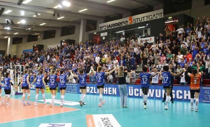 Stuttgart , Volleyball Bundesliga Womens PlayOff Final Game 2, Allianz MTV Stuttgart vs SSC Palmberg Schwerin , Stuttgart team cheers la Ola from the fans