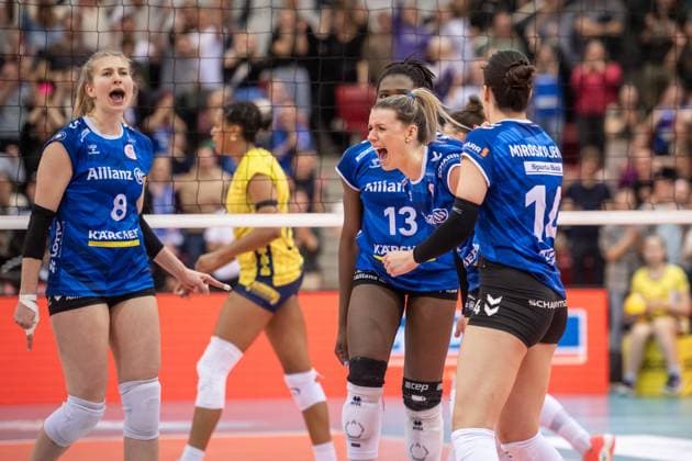 Cheering Monique Strubbe Allianz MTV Stuttgart, 08 , left and Britt Bongaerts Allianz MTV Stuttgart, 12 , right , Team Allianz MTV Stuttgart SSC Palmberg Schwerin, Sport, Volleyball Bundesliga, Frauen, VBL, Saison 2023 24, Deutsche Meisterschaft Finale Spiel 2, 17 04 2024, Stuttgart SCHARRena , DEU GER, Allianz MTV Stuttgart SSC Palmberg Schwerin, Volleyball, Bundesliga, easycredit VBL, Deutsche Meisterschaft Finale Spiel 2, Spielzeit 2023 2024, 17 04 2024 Stuttgart Copyright: xSandyxDinkelackerx EP_SDR