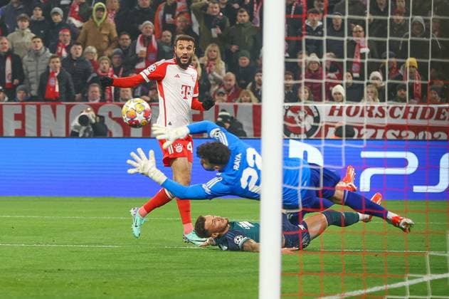 in duel, action, with Ben White 4 FC Arsenal London , Noussair Mazraoui 40 FC Bayern Muenchen , David Raya 22 FC Arsenal London , FC Bayern Muenchen vs FC Arsenal, Champions League, football, quarter-final, second leg, 17 04 2024 Muenchen Bayern Germany Copyright: xkolbert-press ChristianxKolbertx