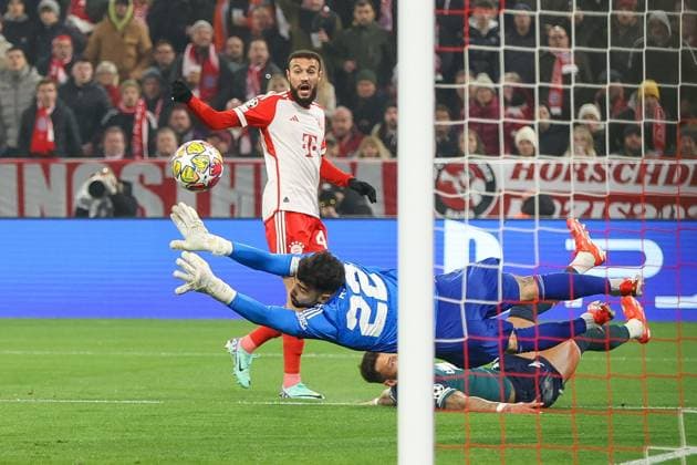 in duel, action, with Ben White 4 FC Arsenal London , Noussair Mazraoui 40 FC Bayern Muenchen , David Raya 22 FC Arsenal London , FC Bayern Muenchen vs FC Arsenal, Champions League, football, quarter-final, second leg, 17 04 2024 Muenchen Bayern Germany Copyright: xkolbert-press ChristianxKolbertx
