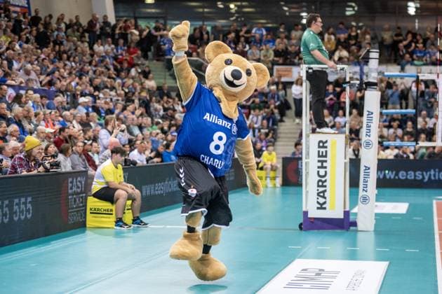 Mascot Charly cheers Allianz MTV Stuttgart SSC Palmberg Schwerin, Sport, Volleyball Bundesliga, Frauen, VBL, Saison 2023 24, Deutsche Meisterschaft Finale Spiel 2, 17 04 2024, Stuttgart SCHARRena , DEU GER, Allianz MTV Stuttgart SSC Palmberg Schwerin, Volleyball, Bundesliga, easycredit VBL, Deutsche Meisterschaft Finale Spiel 2, Spielzeit 2023 2024, 17 04 2024 Stuttgart Copyright: xSandyxDinkelackerx EP_SDR