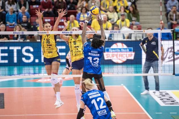 Krystal Rivers Allianz MTV Stuttgart, 13 vs Indy Baijens SSC Palmberg Schwerin, 16 and Nova Marring SSC Palmberg Schwerin, 33 Allianz MTV Stuttgart SSC Palmberg Schwerin, Sport, Volleyball Bundesliga, Frauen, VBL, Saison 2023 24, Deutsche Meisterschaft Finale Spiel 2, 17 04 2024, Stuttgart SCHARRena , DEU GER, Allianz MTV Stuttgart SSC Palmberg Schwerin, Volleyball, Bundesliga, easycredit VBL, Deutsche Meisterschaft Finale Spiel 2, Spielzeit 2023 2024, 17 04 2024 Stuttgart Copyright: xSandyxDinkelackerx EP_SDR
