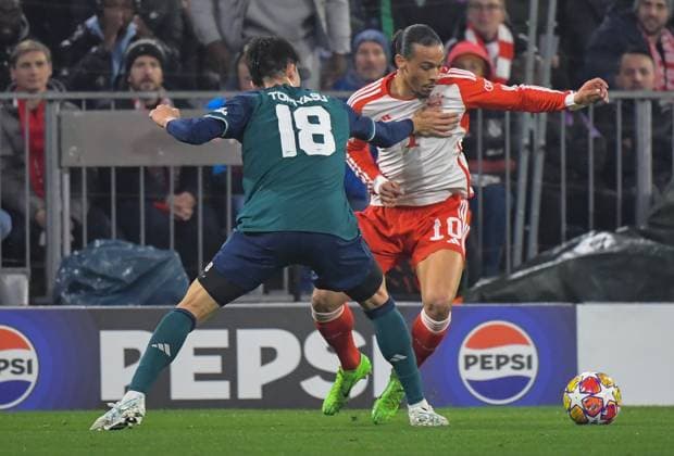 17 04 2024, xemx, Football UEFA Champions League, FC Bayern Muenchen Arsenal London emspor, v l Takehiro Tomiyasu Arsenal London , Leroy Sane FC Bayern Muenchen Zweikampf, Aktion, action, battle for the ball DFL DFB REGULATIONS PROHIBIT ANY USE OF PHOTOGRAPHS as IMAGE SEQUENCES and or QUASI VIDEO Muenchen