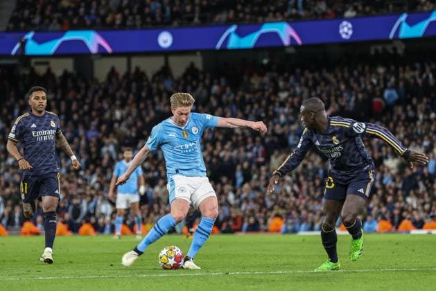 UEFA Champions League Quarter Final Manchester City v Real Madrid Kevin De Bruyne of Manchester City takes a shot on goal during the UEFA Champions League Quarter Final Manchester City vs Real Madrid at Etihad Stadium, Manchester, United Kingdom, 17th April 2024 (Photo by Mark Cosgrove News Images) Manchester Etihad Stadium Manchester United, ManU Kingdom Copyright: xMarkxCosgrove NewsxImagesx