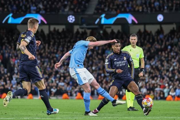 UEFA Champions League Quarter Final Manchester City v Real Madrid Kevin De Bruyne of Manchester City takes a shot on goal during the UEFA Champions League Quarter Final Manchester City vs Real Madrid at Etihad Stadium, Manchester, United Kingdom, 17th April 2024 (Photo by Mark Cosgrove News Images) Manchester Etihad Stadium Manchester United, ManU Kingdom Copyright: xMarkxCosgrove NewsxImagesx