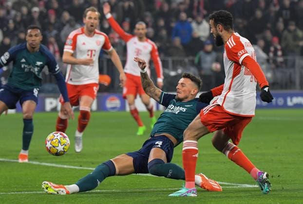 17 04 2024, xemx, Football UEFA Champions League, FC Bayern Muenchen Arsenal London emspor, v l Ben White Arsenal London , Noussair Mazraoui FC Bayern Muenchen Zweikampf, Aktion, action, battle for the ball DFL DFB REGULATIONS PROHIBIT ANY USE OF PHOTOGRAPHS as IMAGE SEQUENCES and or QUASI VIDEO Muenchen