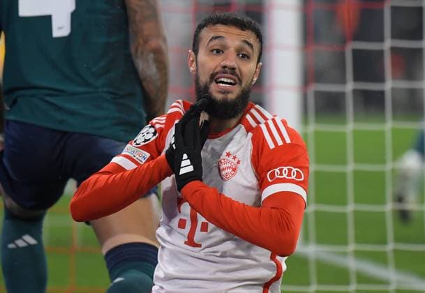 17 04 2024, xemx, Football UEFA Champions League, FC Bayern Muenchen Arsenal London emspor, v l Noussair Mazraoui FC Bayern Muenchen enttaeuscht, enttaeuscht looking, dissapointed DFL DFB REGULATIONS PROHIBIT ANY USE OF PHOTOGRAPHS as IMAGE SEQUENCES and or QUASI VIDEO Muenchen