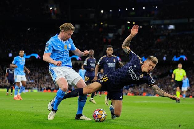 Manchester City v Real Madrid Champions League 17 04 2024. Quarter Final Kevin De Bruyne (17) of Manchester City and Toni Kroos (8) of Real Madrid challenge for the ball during the Champions League quarter-final second leg match between Manchester City and Real Madrid at the Etihad Stadium, Manchester, England on 17 April 2024. Manchester Etihad Stadium Manchester England Editorial use only , Copyright: xConorxMolloyx PSI-19472-0041