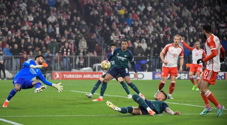 17 04 2024, xemx, Football UEFA Champions League, FC Bayern Muenchen Arsenal London emspor, v l David Raya Arsenal London , Ben White Arsenal London , Noussair Mazraoui FC Bayern Muenchen DFL DFB REGULATIONS PROHIBIT ANY USE OF PHOTOGRAPHS as IMAGE SEQUENCES and or QUASI VIDEO Muenchen