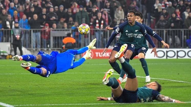 17 04 2024, xemx, Football UEFA Champions League, FC Bayern Muenchen Arsenal London emspor, v l David Raya Arsenal London , Gabriel Jesus Arsenal London DFL DFB REGULATIONS PROHIBIT ANY USE OF PHOTOGRAPHS as IMAGE SEQUENCES and or QUASI VIDEO Muenchen