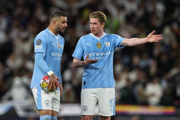 UEFA Champions League Quarter Final Manchester City v Real Madrid Kevin De Bruyne of Manchester City speaks to Kyle Walker of Manchester City during a break in play during the UEFA Champions League Quarter Final Manchester City vs Real Madrid at Etihad Stadium, Manchester, United Kingdom, 17th April 2024 (Photo by Mark Cosgrove News Images) Manchester Etihad Stadium Manchester United, ManU Kingdom Copyright: xMarkxCosgrove NewsxImagesx