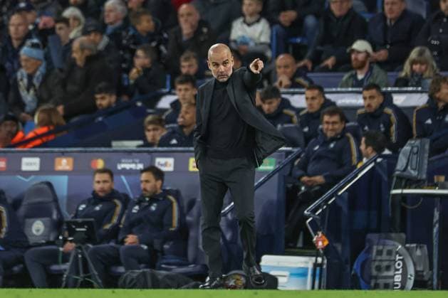 UEFA Champions League Quarter Final Manchester City v Real Madrid Pep Guardiola manager of Manchester City gives his team instructions during the UEFA Champions League Quarter Final Manchester City vs Real Madrid at Etihad Stadium, Manchester, United Kingdom, 17th April 2024 (Photo by Mark Cosgrove News Images) Manchester Etihad Stadium Manchester United, ManU Kingdom Copyright: xMarkxCosgrove NewsxImagesx