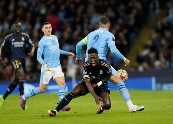 Sport Bilder des Tages Manchester, England, 17th April 2024. Kyle Walker of Manchester City tackles Vinicius Junior of Real Madrid during the UEFA Champions League Quarter Final 2nd Leg match at the Etihad Stadium, Manchester. Picture credit should read: Andrew Yates Sportimage EDITORIAL USE ONLY. No use with unauthorised audio, video, data, fixture lists, club league logos or live services. Online in-match use limited to 120 images, no video emulation. No use in betting, games or single club league player publications. SPI-3082-0064