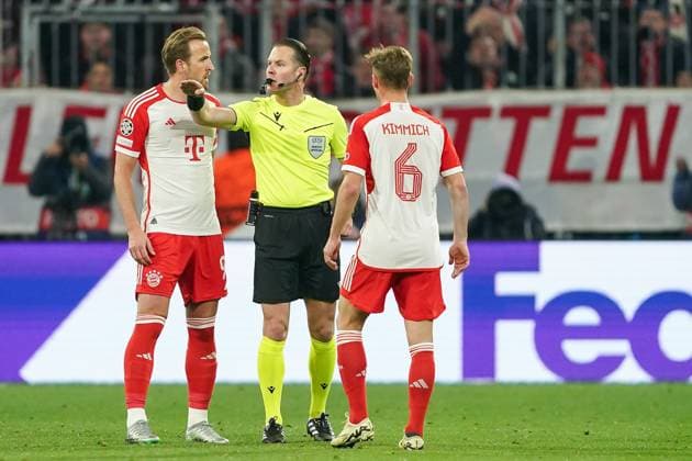 Munich, Germany, April 17th 2024: Harry Kane (9 Bayern Munich) and Joshua Kimmich (6 Bayern Munich) discuss with Referee Danny Makkelie (NED) during the UEFA Champions League quarterfinal football match between FC Bayern Munich and Arsenal FC at Allianz Arena in Munich, Germany. (Daniela Porcelli SPP) Copyright: xDanielaxPorcellix xSPPx spp-en-DaPoSp-20240417-DP108692