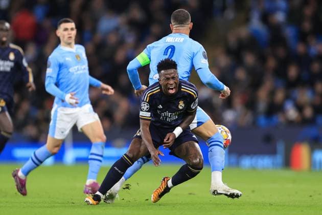 Fußball UEFA-Champions-League-Viertelfinale 2. Spiel Manchester City gegen Real Madrid 17. April 2024 UEFA-Champions-League-Viertelfinale 2. Spiel Manchester City gegen Real Madrid Vinicius Junior von Real Madrid wird von Kyle Walker von Manchester City angegriffen Foto Simon Stacpoole Abseits Manchester UK  Copyright: xSimonxStacpoolexOffside