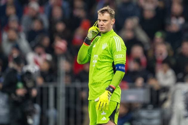 Manuel Neuer 1 FC Bayern Muenchen signals to the linesman, FC Bayern Muenchen vs FC Arsenal, Football, Champions League quarter-final second leg, 17 04 2024 DFB regulations prohibit any use of photographs as image sequences and or quasi video Muenchen Bayern Germany Copyright: xkolbert-press UlrichxGamelx