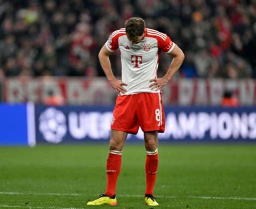 17 04 2024, Football UEFA Champions League 2023 2024 quarter-finals, FC Bayern Munich FC Arsenal London, in the Allianz Arena Munich Leon Goretzka FC Bayern Munich hangs his head DFL and DFB regulations prohibit any use of photographs as image sequences and or quasi video