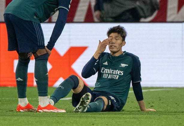 Football, Men, 2023 2024 season, Champions League quarter-final, second leg , FC Bayern Munich Arsenal London, Takehiro Tomiyasu FC Arsenal on the ground, 17 04 2024, Copyright: xMatthiasxKochx