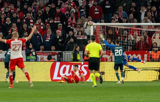 Football, Men, 2023 2024 season, Champions League quarter-final, second leg, FC Bayern Munich Arsenal London, Leon Goretzka FC Bayern Munich hits the post with his head, 17 04 2024, Copyright: xMatthiasxKochx