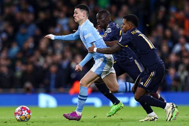 Phil Foden of Manchester City under pressure from Rodrygo of Real Madrid Manchester City v Real Madrid, UEFA Champions League, Quarter Final, Second Leg, Football, Etihad Stadium, Manchester, UK - 17 Apr 2024 EDITORIAL USE ONLY No use with unauthorised audio, video, data, fixture lists, club league logos or live services. Online in-match use limited to 120 images, no video emulation. No use in betting, games or single club league player publications. Copyright: xMattxWest Shutterstockx 14434933bm