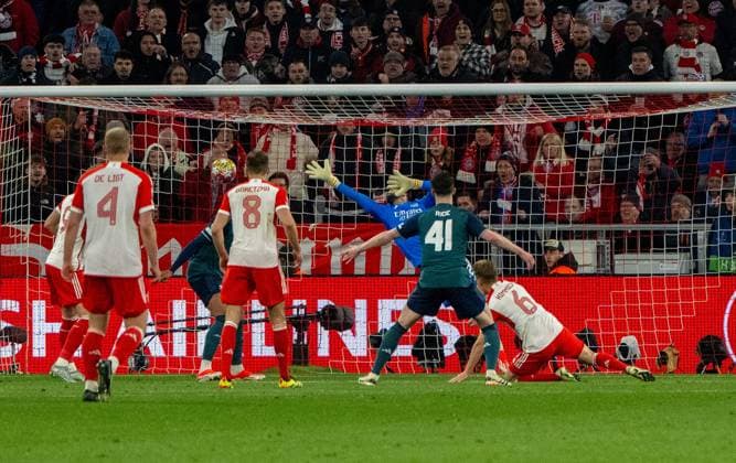 Football, Men, 2023 2024 season, Champions League quarter-final, second leg , FC Bayern Munich Arsenal London, Joshua Kimmich FC Bayern Munich scores the goal for 1 0 against goalkeeper David Raya FC Arsenal , 17 04 2024, Copyright: xMatthiasxKochx