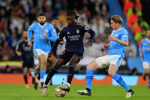 Manchester City v Real Madrid Champions League 17 04 2024. Quarter Final Eduardo Camavinga (12) of Real Madrid controls the ball watched by Kevin De Bruyne (17) of Manchester City during the Champions League quarter-final second leg match between Manchester City and Real Madrid at the Etihad Stadium, Manchester, England on 17 April 2024. Manchester Etihad Stadium Manchester England Editorial use only , Copyright: xConorxMolloyx PSI-19472-0054