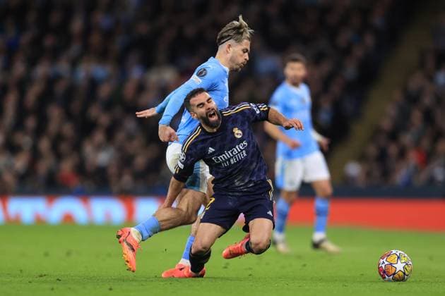 Fußball UEFA-Champions-League-Viertelfinale 2. Spiel Manchester City gegen Real Madrid 17. April 2024 UEFA-Champions-League-Viertelfinale 2. Spiel Manchester City gegen Real Madrid Jack Grealish von Manchester City greift Daniel Carvajal von Real Madrid an Foto Simon Stacpoole Abseits Manchester UK  Copyright: xSimonxStacpoolexOffside