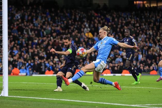 Fußball UEFA Champions League Viertelfinale 2. Spiel Manchester City gegen Real Madrid 17. April 2024 UEFA Champions League Viertelfinale 2. Spiel Manchester City gegen Real Madrid Nacho Fernandez von Real Madrid klärt den Ball vor Erling Haaland von Manchester City Foto Simon Stacpoole Abseits Manchester UK  Copyright: xSimonxStacpoolexOffside