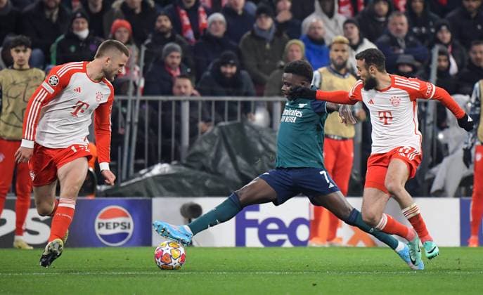 17 04 2024, xemx, Football UEFA Champions League, FC Bayern Muenchen Arsenal London emspor, v l Eric Dier FC Bayern Muenchen , Bukayo Saka Arsenal London , Noussair Mazraoui FC Bayern Muenchen Zweikampf, Aktion, action, battle for the ball DFL DFB REGULATIONS PROHIBIT ANY USE OF PHOTOGRAPHS as IMAGE SEQUENCES and or QUASI VIDEO Muenchen