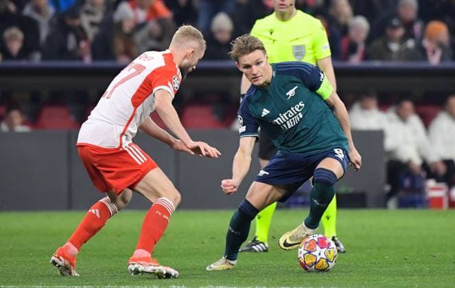 17 04 2024, xemx, Football UEFA Champions League, FC Bayern Muenchen Arsenal London emspor, v l Konrad Laimer FC Bayern Muenchen , Martin Odegaard Arsenal London Zweikampf, Aktion, action, battle for the ball DFL DFB REGULATIONS PROHIBIT ANY USE OF PHOTOGRAPHS as IMAGE SEQUENCES and or QUASI VIDEO Muenchen