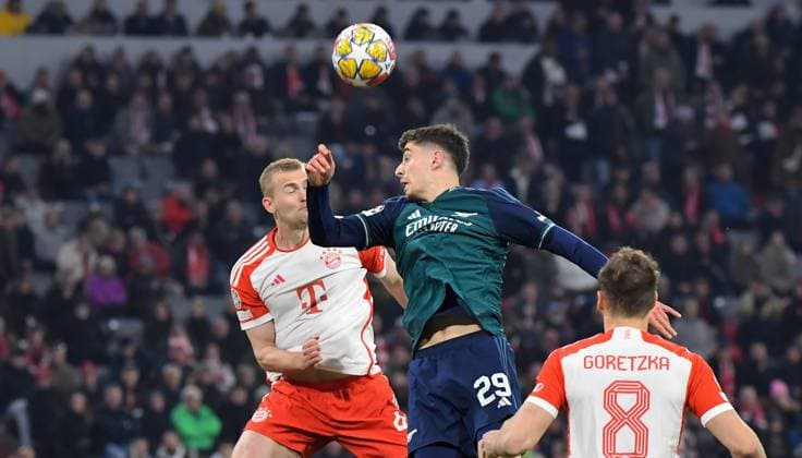 17 04 2024, xemx, Football UEFA Champions League, FC Bayern Muenchen Arsenal London emspor, v l Matthijs de Ligt FC Bayern Muenchen , Kai Havertz Arsenal London Zweikampf, Aktion, action, battle for the ball DFL DFB REGULATIONS PROHIBIT ANY USE OF PHOTOGRAPHS as IMAGE SEQUENCES and or QUASI VIDEO Muenchen