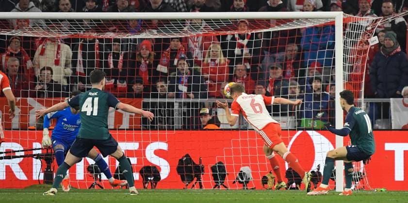 17 04 2024, xemx, Football UEFA Champions League, FC Bayern Muenchen Arsenal London emspor, v l Joshua Kimmich FC Bayern Muenchen Goal scored, erziehlt das Tor zum 1 0 DFL DFB REGULATIONS PROHIBIT ANY USE OF PHOTOGRAPHS as IMAGE SEQUENCES and or QUASI VIDEO Muenchen