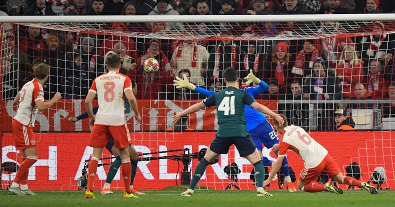 17 04 2024, xemx, Football UEFA Champions League, FC Bayern Muenchen Arsenal London emspor, v l Joshua Kimmich FC Bayern Muenchen Goal scored, erziehlt das Tor zum 1 0 DFL DFB REGULATIONS PROHIBIT ANY USE OF PHOTOGRAPHS as IMAGE SEQUENCES and or QUASI VIDEO Muenchen