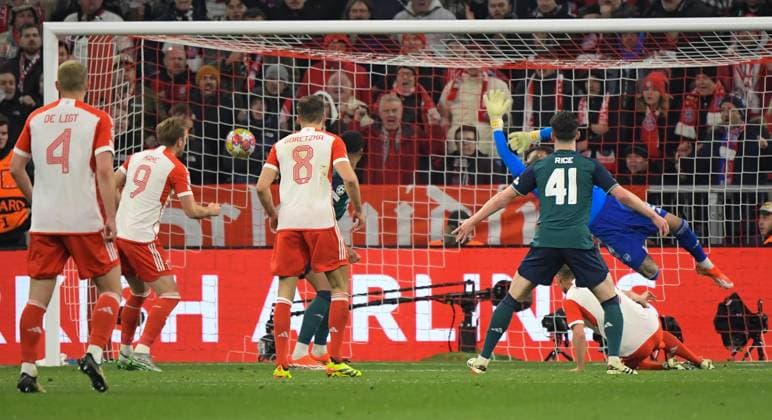 17 04 2024, xemx, Football UEFA Champions League, FC Bayern Muenchen Arsenal London emspor, v l Joshua Kimmich FC Bayern Muenchen Goal scored, erziehlt das Tor zum 1 0 DFL DFB REGULATIONS PROHIBIT ANY USE OF PHOTOGRAPHS as IMAGE SEQUENCES and or QUASI VIDEO Muenchen