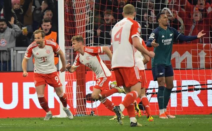 17 04 2024, xemx, Football UEFA Champions League, FC Bayern Muenchen Arsenal London emspor, v l Joshua Kimmich FC Bayern Muenchen Jubel, Torjubel, celebrate the goal, jubiliert über das Tor zum 1 0 DFL DFB REGULATIONS PROHIBIT ANY USE OF PHOTOGRAPHS as IMAGE SEQUENCES and or QUASI VIDEO Muenchen