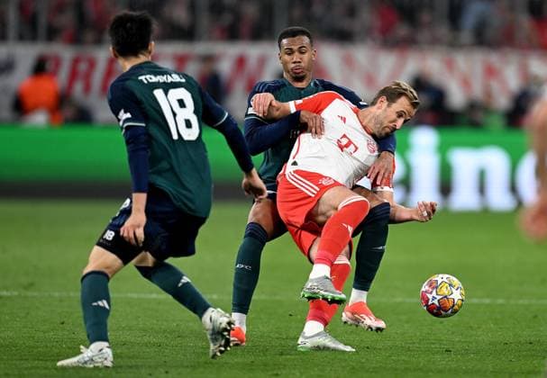 FOOTBALL CHAMPIONS LEAGUE SEASON 2023 2024 Quarter-final second leg FC Bayern Muenchen FC Arsenal London 17 04 2024 Gabriel left, FC Arsenal London v Harry Kane right, FC Bayern Muenchen