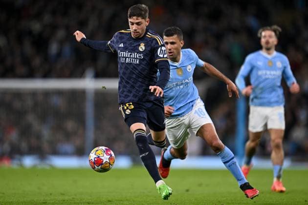 Federico Valverde of Real Madrid under pressure from Rodri of Manchester City during the UEFA Champions League semi final return leg football match between Manchester City and Real Madrid at the Etihad Stadium in Manchester England (Will Palmer SPP) Copyright: xWillxPalmer SPPx spp-en-WiPa-WP9_9057