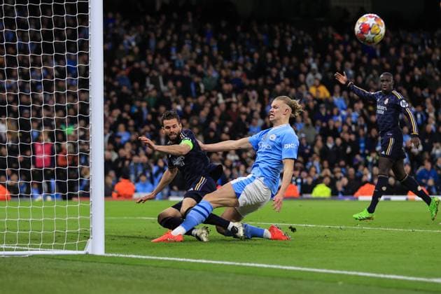 Fußball UEFA Champions League Viertelfinale 2. Spiel Manchester City gegen Real Madrid 17. April 2024 UEFA Champions League Viertelfinale 2. Spiel Manchester City gegen Real Madrid Nacho Fernandez von Real Madrid klärt den Ball vor Erling Haaland von Manchester City Foto Simon Stacpoole Abseits Manchester UK  Copyright: xSimonxStacpoolexOffside