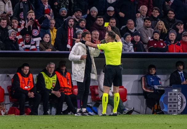 Football, Men, 2023 2024 season, Champions League quarter-final, second leg, FC Bayern Munich Arsenal London, referee Danny Makkelie NED shows a yellow card to co-coach Zsolt Löw FC Bayern Munich, 17 04 2024, Copyright: xMatthiasxKochx