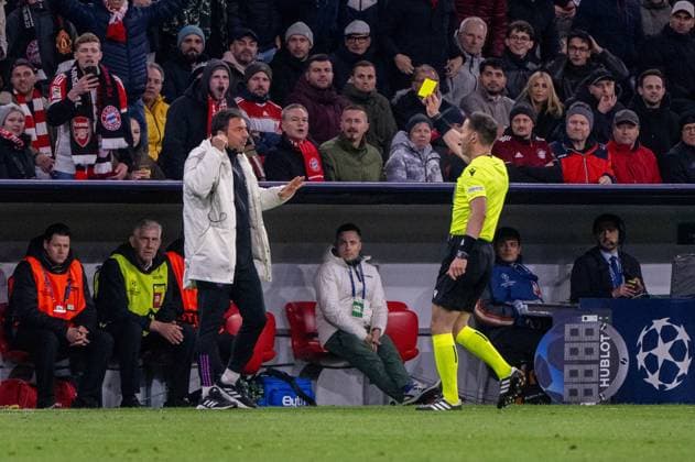 Football, Men, 2023 2024 season, Champions League quarter-final, second leg, FC Bayern Munich Arsenal London, referee Danny Makkelie NED shows a yellow card to co-coach Zsolt Löw FC Bayern Munich, 17 04 2024, Copyright: xMatthiasxKochx