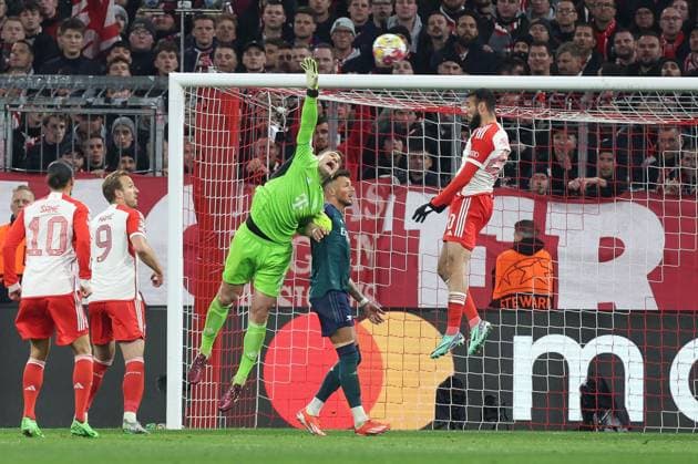 Goalkeeper action by Manuel Neuer 1 FC Bayern Muenchen , FC Bayern Muenchen vs FC Arsenal, Champions League, Football, Quarter-final, Second leg, 17 04 2024 Muenchen Bayern Germany Copyright: xkolbert-press ChristianxKolbertx