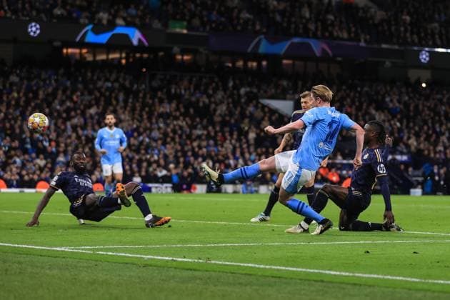 Fußball UEFA-Champions-League-Viertelfinale 2. Spiel Manchester City gegen Real Madrid 17. April 2024 UEFA-Champions-League-Viertelfinale 2. Spiel Manchester City gegen Real Madrid Kevin De Bruyne von Manchester City erzielt das erste Tor Foto Simon Stacpoole Abseits Manchester UK  Copyright: xSimonxStacpoolexOffside