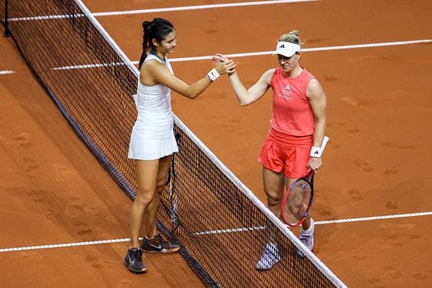 Emma Raducanu GBR win the match, wins the match against Angelique Kerber GER hand clap at the net Emma Raducanu GBR vs Angelique Kerber GER GER Porsche Tennis Grand Prix GP Stuttgart 2024, Porsche Arena, 17 04 2024 GER Porsche Tennis Grand Prix GP Stuttgart 2024 Porsche Arena, 17 04 2024 Stuttgart Copyright: xEibner-Pressefoto RogerxBuerkex EP