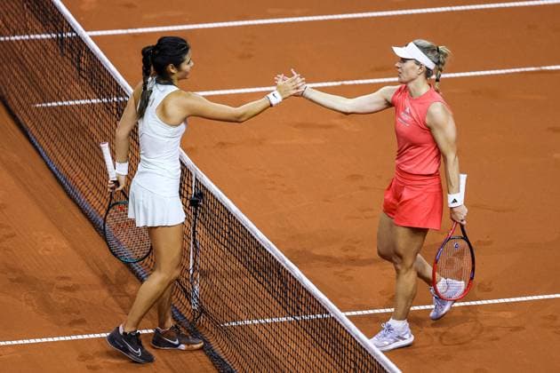 Emma Raducanu GBR win the match, wins the match against Angelique Kerber GER hand clap at the net Emma Raducanu GBR vs Angelique Kerber GER GER Porsche Tennis Grand Prix GP Stuttgart 2024, Porsche Arena, 17 04 2024 GER Porsche Tennis Grand Prix GP Stuttgart 2024 Porsche Arena, 17 04 2024 Stuttgart Copyright: xEibner-Pressefoto RogerxBuerkex EP