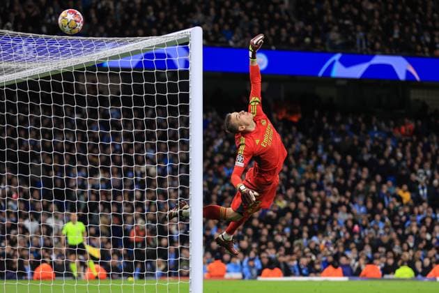 Fußball UEFA-Champions-League-Viertelfinale 2. Spiel Manchester City gegen Real Madrid 17. April 2024 UEFA-Champions-League-Viertelfinale 2. Spiel Manchester City gegen Real Madrid Real-Madrid-Torwart Andriy Lunin taucht ab, als der Ball über die Latte geht Foto Simon Stacpoole Abseits Manchester UK  Copyright: xSimonxStacpoolexOffside