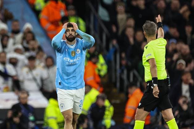 UEFA Champions League Quarter Final Manchester City v Real Madrid JoÅ¡ko Gvardiol of Manchester City reacts after referee Daniele Orsato gives Real Madrid a free kick during the UEFA Champions League Quarter Final Manchester City vs Real Madrid at Etihad Stadium, Manchester, United Kingdom, 17th April 2024 (Photo by Mark Cosgrove News Images) Manchester Etihad Stadium Manchester United, ManU Kingdom Copyright: xMarkxCosgrove NewsxImagesx
