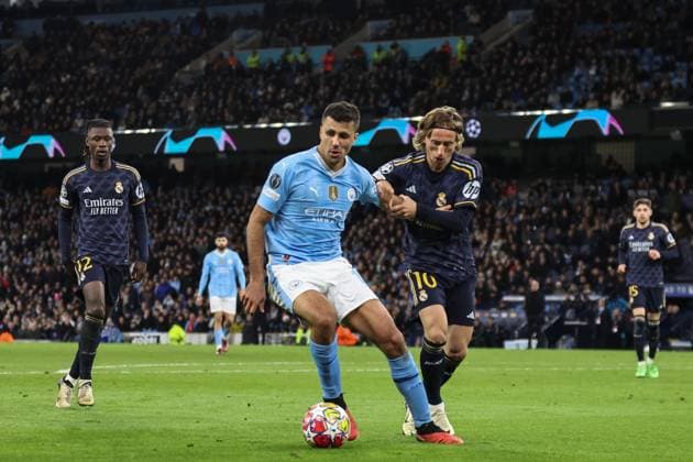 UEFA Champions League Quarter Final Manchester City v Real Madrid Rodri of Manchester City holds off Luka ModriÄ‡ of Real Madrid during the UEFA Champions League Quarter Final Manchester City vs Real Madrid at Etihad Stadium, Manchester, United Kingdom, 17th April 2024 (Photo by Mark Cosgrove News Images) Manchester Etihad Stadium Manchester United, ManU Kingdom Copyright: xMarkxCosgrove NewsxImagesx